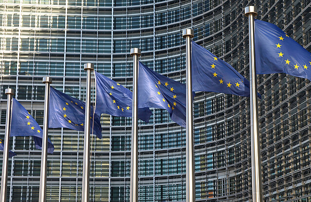 Europafahnen vor der EU-Kommission Brüssel