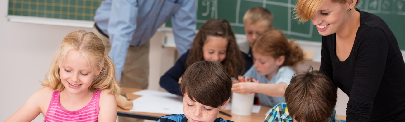 Eine Volksschulklasse wird von zwei Lehrern unterrichtet