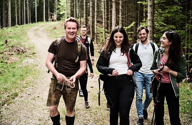 IV-Präsident Georg Knill beim Wandern mit jungen Menschen