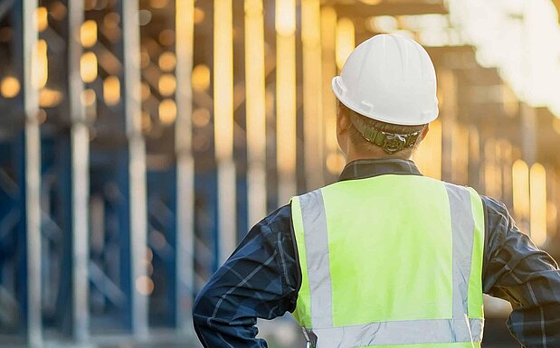 Vorarbeiter kontrolliert eine Braustelle